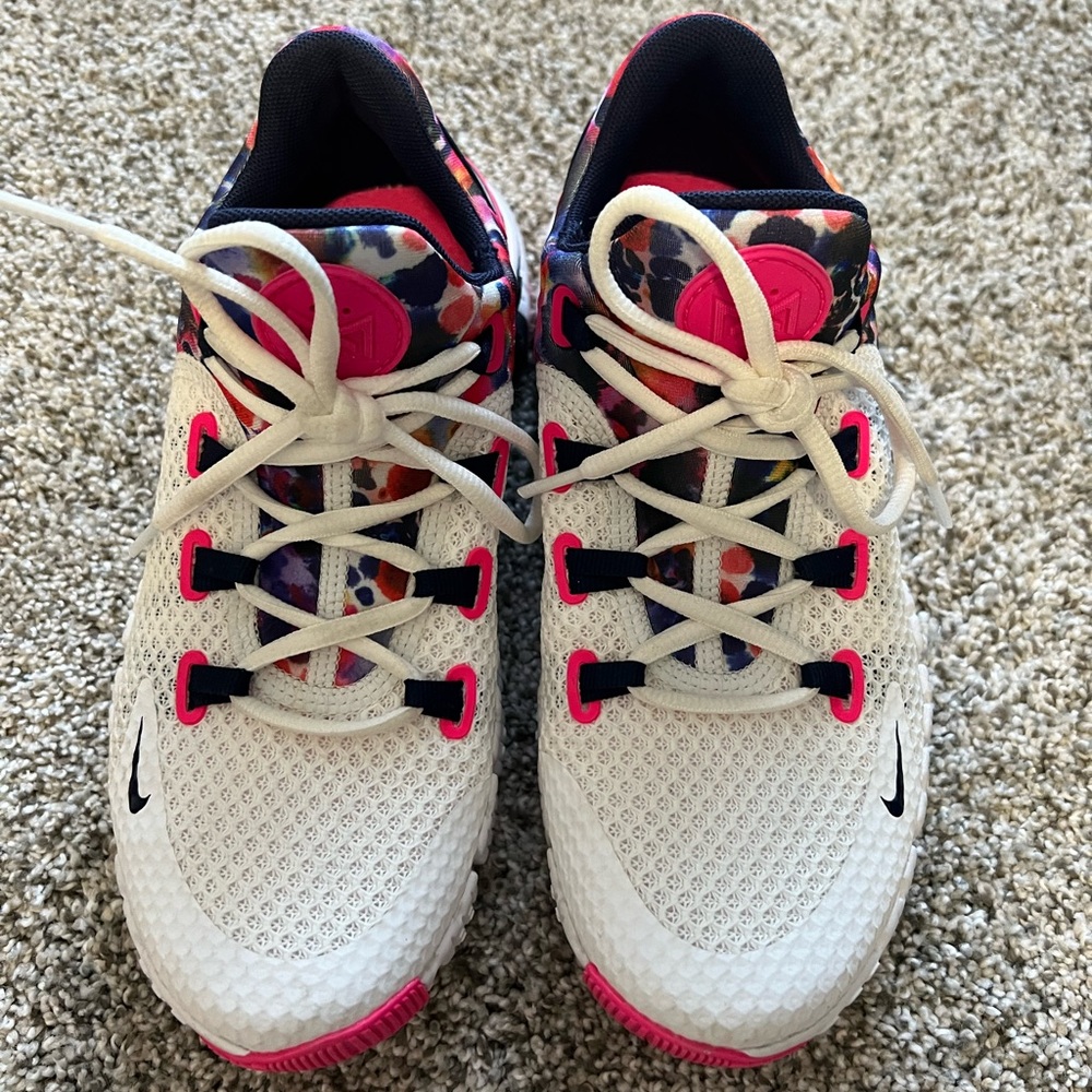 NIKE Metcon 4. Colorful Pink & Blue. Beautiful shoes. EUC!